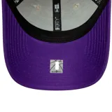 Gorra New Era 9FORTY de los LA Lakers, color beige con visera púrpura y logo del equipo bordado en el frente.