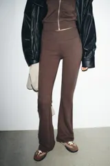 Pantalón de tiro alto color marrón, con cintura elástica y bajo acampanado (flare).