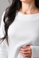 Remera de manga larga en tejido de punto acanalado, con cuello bote y corte recto.