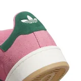 Zapatillas Adidas Campus 00s de gamuza rosa con las tres tiras clásicas en verde oscuro, cordones blancos y suela blanca con base color caramelo.