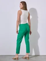 Pantalón color beige de gabardina elastizada, marca Zac & Rachel. Corte recto, pretina ancha pespunteada y largo al tobillo.