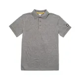 Remera tipo polo de manga corta, color gris jaspeado, con cuello clásico, cierre frontal de tres botones y parche de silicona con el logo de la marca en la manga izquierda.