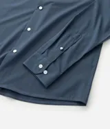 Camisa de vestir masculina corte slim, color azul acero, con cuello inglés, manga larga y cierre frontal con botones. Confeccionada con tecnología Easy Care que aporta elasticidad y secado rápido.
