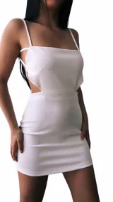 Minivestido blanco con breteles finos, escote recto y espalda descubierta con aberturas laterales en la cintura.