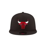 Gorro New Era negro con el logo de los Chicago Bulls bordado en el frente. Modelo 9FIFTY Snapback con visera plana y cierre ajustable.