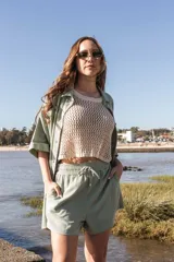 Musculosa de red negra con cuello redondo y sisas anchas.