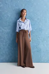 Pantalón wide leg de tiro alto con caída fluida y lazo ajustable en la cintura. Presenta un diseño amplio y elegante, ideal para diversas ocasiones.