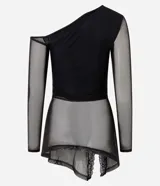Blusa ajustada de tul negro con diseño asimétrico de un solo hombro. Presenta mangas largas transparentes, fruncido lateral y una aplicación vertical de encaje que aporta textura.