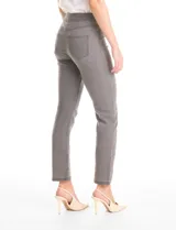 Jegging de tiro medio-alto en color gris, confeccionado en tejido de algodón elástico. Presenta cintura elástica ancha, bolsillos delanteros simulados y bolsillos traseros aplicados, con pierna entallada y terminación bootcut.