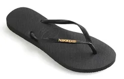 Sandalias tipo ojota Havaianas modelo Slim Logo Metallic, color negro con tiras finas y logo de la marca en color dorado.