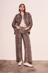 Sobrecamisa de algodón con estampado animal print, corte recto, cuello camisero, cierre frontal con botones y mangas largas con puños abotonados.