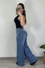 Pantalón jean celeste de tiro medio, corte ancho y estilo baggy.