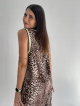 Vestido negro largo de tela satinada, sin mangas y con cuello redondo.