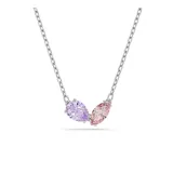 Conjunto de collar y pendientes con baño de rodio, decorados con circonitas Swarovski en tonos rosa y morado de tallas mixtas. Los pendientes incluyen además perlas de cristal Swarovski.