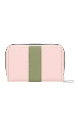 Billetera con cierre de cremallera, cuerpo principal color rosa pálido, con una franja central vertical color verde oliva. En la franja central lleva un aplique metálico con forma de corazón plateado.