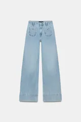 Jeans de tiro alto con corte wide leg y pernera ancha. Presenta bolsillos de plastrón en el delantero y cierre frontal con cremallera y botón.