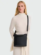 Shoulder bag Longchamp modelo Le Pliage Xtra, color negro, con diseño minimalista, solapa frontal con botón a presión y correa ajustable para el hombro.