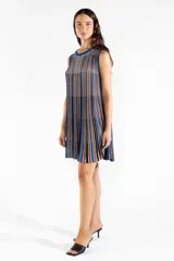 Vestido corto sin mangas de tejido plisado, con diseño de rayas verticales en tonos azul, marrón y beige, cuello redondo y calce suelto.