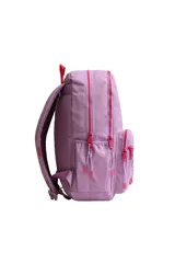 Mochila escolar color lila con detalles en rosa fucsia. Presenta dos bolsillos frontales con cierres y tiradores de cordón. En el bolsillo derecho tiene un estampado con texto en cursiva que dice "love yourself". Tiene un parche con el logo de la marca en la parte superior central.
