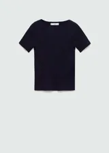 Buzo de punto fino color negro, con cuello redondo y mangas cortas. Presenta un diseño entallado y recto.