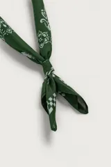 Bandana de algodón color verde oscuro con estampado gráfico y geométrico en blanco.