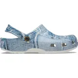 Zuecos Crocs Classic Clog con diseño estampado imitando tela de jean, orificios de ventilación en la parte superior y tira ajustable en el talón.