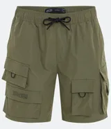 Bermuda cargo de tejido plano color verde militar, con cintura elástica ajustable mediante cordón negro. Presenta múltiples bolsillos utilitarios con solapa, algunos con argollas metálicas en forma de D. En el muslo izquierdo se observa un estampado invertido de texto.