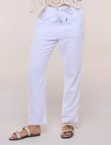 Pantalón de algodón color beige de corte recto, con pretina elastizada, cordón de ajuste y bolsillos laterales.