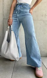 Pantalón de jean celeste, corte recto y tiro alto, con cinto de denim.