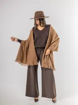 Pashmina de corte rectangular con diseño de estampado Príncipe de Gales en tonos tierra, con terminaciones desflecadas en los extremos.