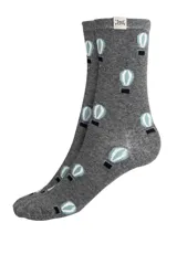 Medias grises con diseño de globos aerostáticos en blanco y azul.