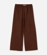 Pantalón palazzo marrón de talle alto y pierna ancha, confeccionado en sarga de algodón y liocel, con cintura elástica y bolsillos laterales.
