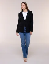 Blazer de silueta semientallada confeccionado en sastrería liviana de corte fluido, color negro, con solapa muesca clásica, cierre frontal de un solo botón, bolsillos frontales con solapa y mangas largas con puños de detalle abotonado.