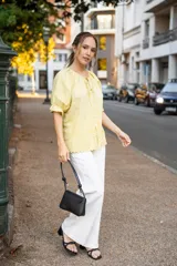 Jean de tiro alto color blanco, con corte recto y silueta amplia.