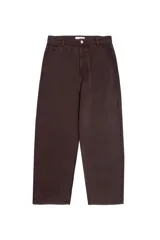 Pantalón estilo skater de corte holgado, color marrón oscuro, con cierre de botón y cremallera, bolsillos laterales y traseros.