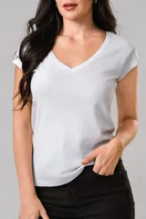 Remera de algodón blanca con cuello en V y mangas cortas, de corte clásico y ajuste entallado.