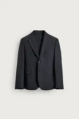 Blazer regular fit para hombre, confeccionada en tejido técnico y transpirable de color negro, con cuello de solapas de muesca, cierre frontal de botonadura y bolsillos con solapa en la cadera.