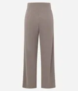 Pantalón recto de tejido anarruga color beige, con cintura elástica ancha y bolsillos laterales funcionales.