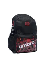 Mochila negra con bolsillo frontal que presenta un estampado abstracto en tonos rojos y negros, con el logo Umbro en blanco superpuesto. Incluye logo Umbro bordado en rojo en la parte superior y un bolsillo lateral de malla para botella.