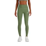 Calza deportiva verde oliva de tiro alto, confeccionada con tejido NB Sleek que se adapta a la silueta y ofrece libertad de movimiento. Cuenta con tecnología NB DRY de secado rápido, bolsillo interior en la cintura, puño plegable en el tobillo con cinta reflectante y logo Flying NB.