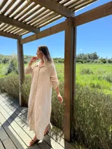 Vestido camisero amplio y largo color marrón chocolate, fabricado en Italia, con botones de nácar, cuello camisero y bolsillos laterales.