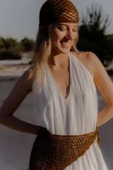 Bandana tejida artesanalmente en crochet con diseño de red, versátil para usar como accesorio en la cabeza o como cinturón sobre prendas.