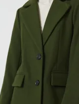 Tapado largo de lana Michael Kors, de corte recto y silueta estructurada. Presenta cuello con solapas amplias, cierre frontal con botones y bolsillos laterales con tapa. Incluye forro interno a tono.