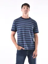 Remera de manga corta color bordó con rayas horizontales azul marino, cuello redondo y puños en contraste.