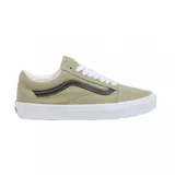 Championes Vans modelo Old Skool, color verde oliva con la icónica banda lateral en negro. Presentan una combinación de lona y gamuza, cordones blancos y suela de goma vulcanizada con diseño tipo waffle.