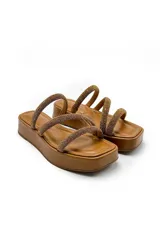 Sandalias color camel con plataforma alta y tirantes con cristales.