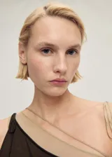 Vestido midi de punto fino en tejido de lyocell, con diseño entallado y cuello asimétrico. Presenta un diseño combinado en dos tonos, con tirantes finos y cierre de lazo.