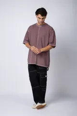 Remera manga corta color lila con costuras blancas a la vista.