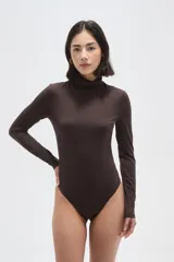 Polera de poliamida ajustada al cuerpo, con cuello alto y mangas largas.