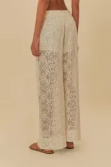 Pantalón de encaje color crudo con pretina elástica.